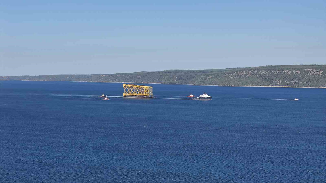 İTALYA’DAN ROMANYA’YA GİDEN DUBALARLA TOPLAM 350 METREYE ULAŞAN SONDAJ PLATFORMU İSKELESİ...