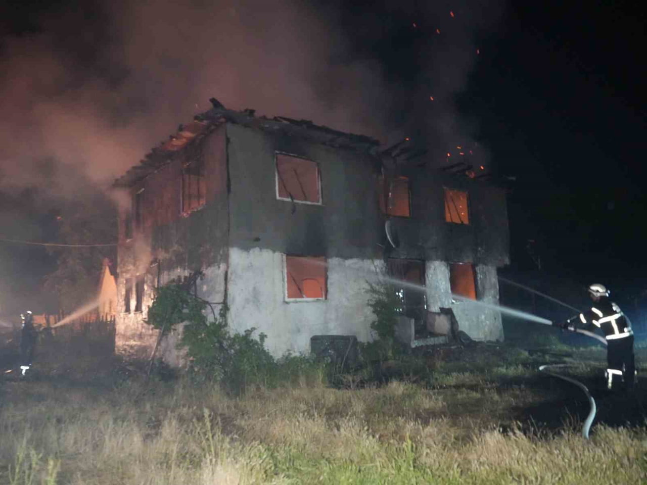 İTFAİYE EKİPLERİNİN SÖNDÜRME ÇALIŞMASI