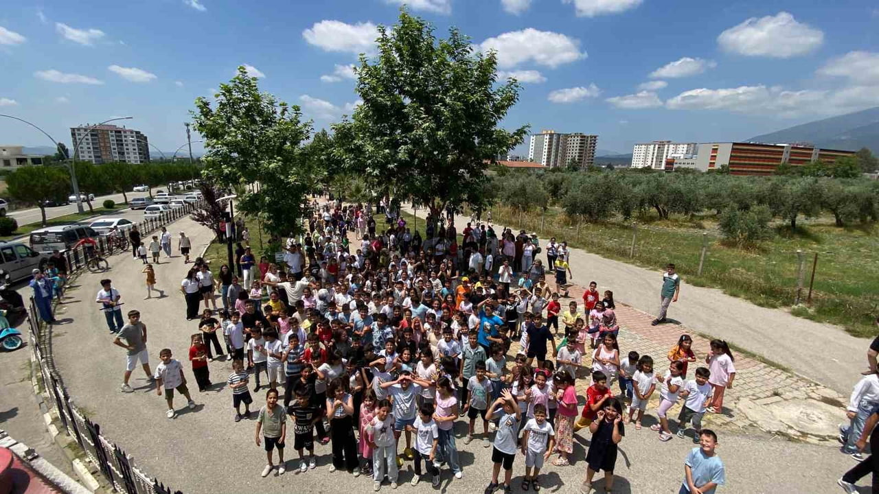 İTFAİYE EKİPLERİNİN SU PÜSKÜRTEREK ÇOCUKLARI SERİNLETTİĞİ ETKİNLİKTE RENKLİ GÖRÜNTÜLER ORTAYA...