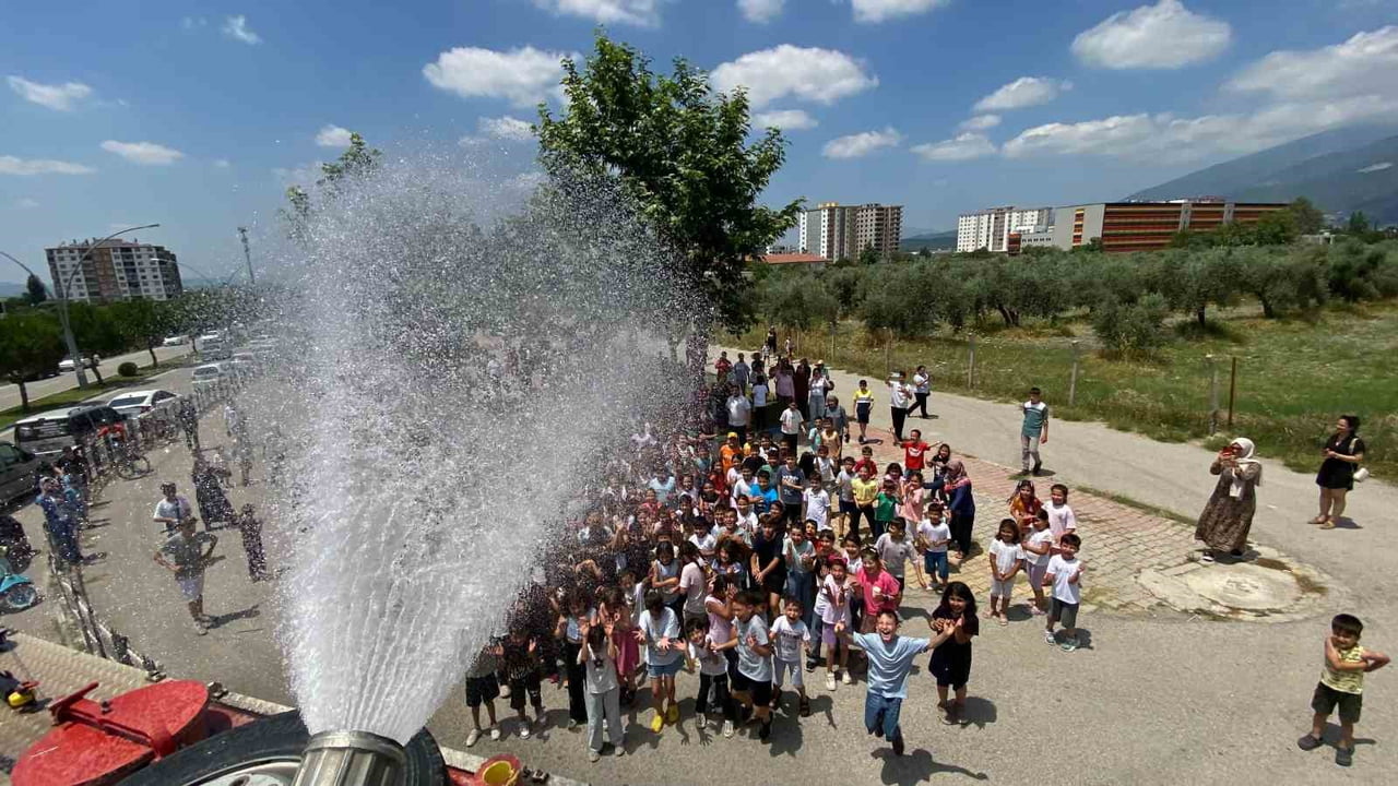 İTFAİYE EKİPLERİNİN SU PÜSKÜRTEREK ÇOCUKLARI SERİNLETTİĞİ ETKİNLİKTE RENKLİ GÖRÜNTÜLER ORTAYA...
