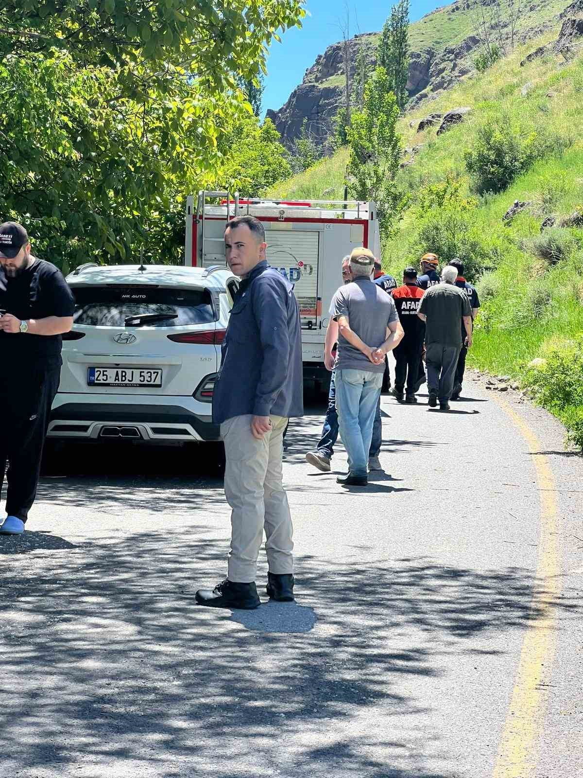 İTFAİYE EKİPLERİNİN YAPTIĞI ARAMA ÇALIŞMALARI SONUCUNDA GENCİN CANSIZ BEDENİNE ULAŞILDI.