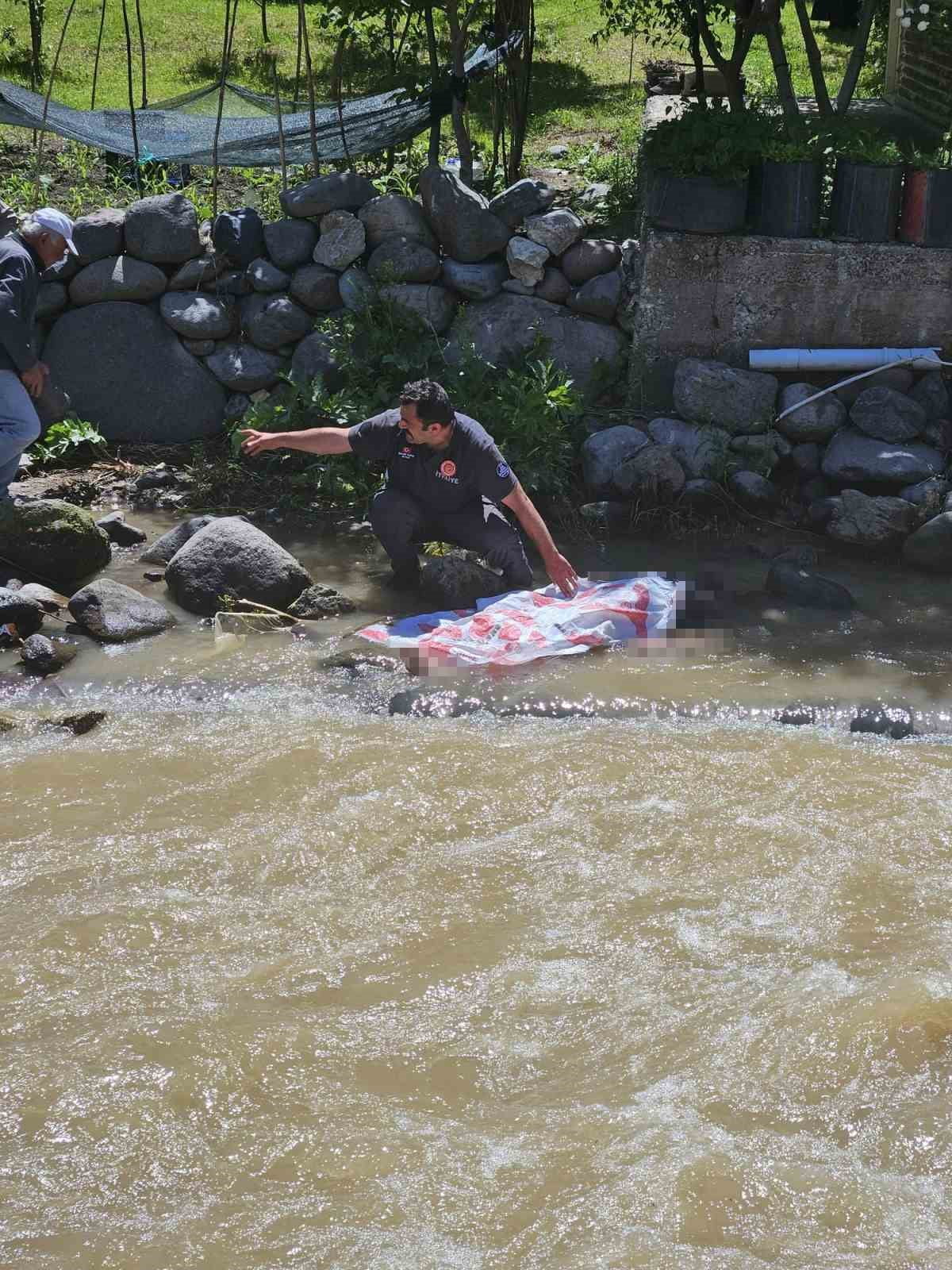 İTFAİYE EKİPLERİNİN YAPTIĞI ARAMA ÇALIŞMALARI SONUCUNDA GENCİN CANSIZ BEDENİNE ULAŞILDI.