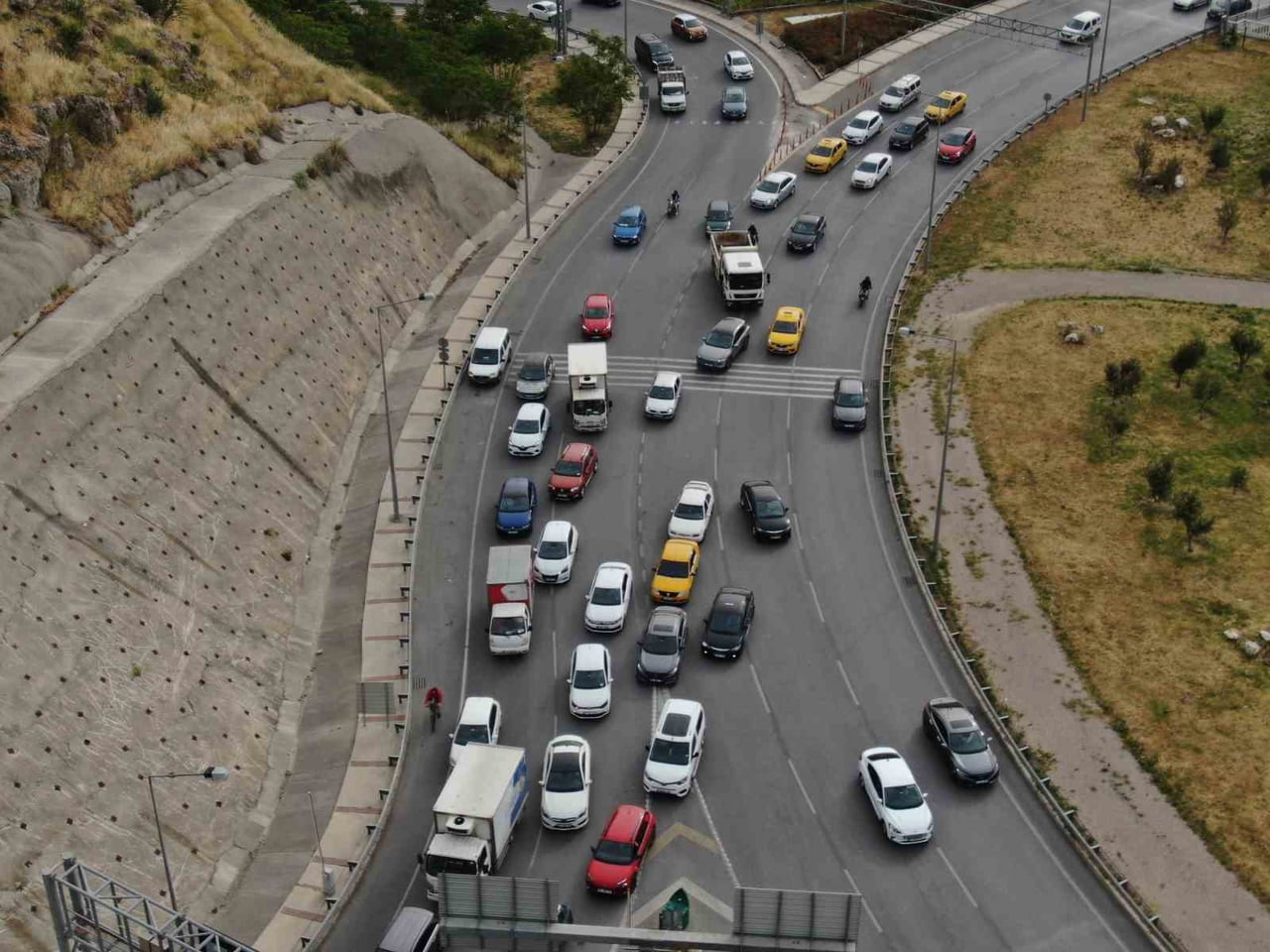 İZMİR'DE ARAÇ SAYISI 2 MİLYON 144 BİNİ GEÇTİ (ARŞİV)