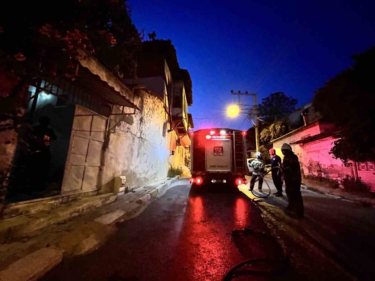 İZMİR'DE BİR EVİN BAHÇESİNDE YAKILAN ODUN ATEŞİNDEN SIÇRAYAN KIVILCIMLARIN NEDEN OLDUĞU YANGIN...