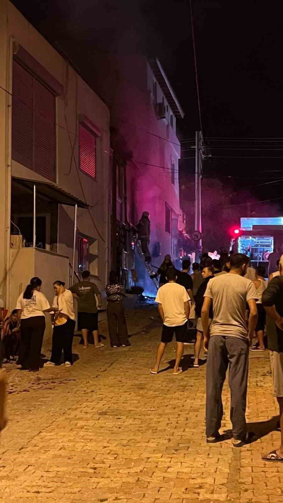 İZMİR'DE BİR OTELDE ÇIKAN VE PATLAMA SESLERİNİN YÜKSELDİĞİ YANGIN, ÇEVRE SAKİNLERİNE BÜYÜK KORKU...