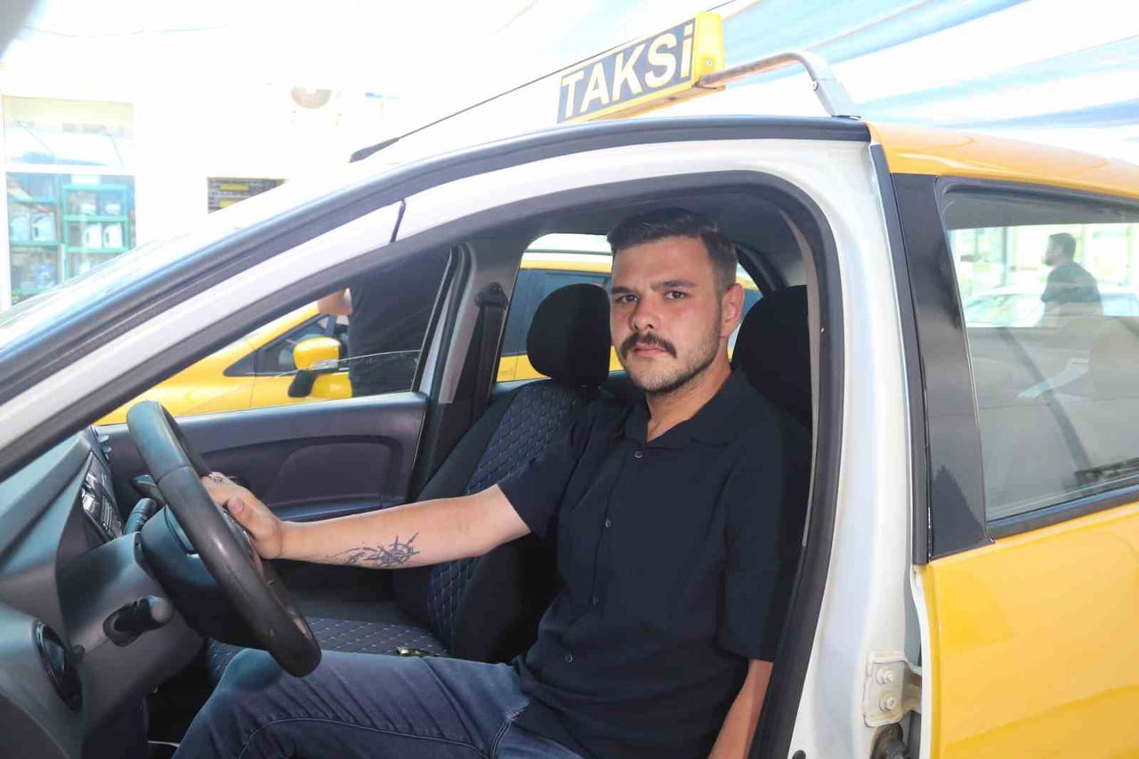 İZMİR'DE BİR TAKSİCİ, YOLCUSUNUN ARACINDA UNUTTUĞU DEĞERLİ TEKNOLOJİK ÜRÜNLERİ SAHİBİNE TESLİM...