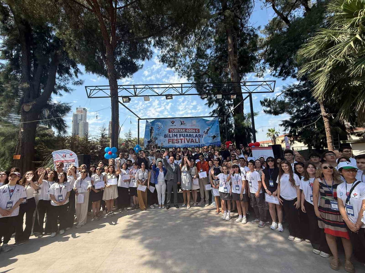 İZMİR'DE DÜZENLENEN TÜBİTAK 4006-C BİLİM FUARLARI FESTİVALİ'NDE, ÖĞRENCİLERİN YAKLAŞIK 4 BİN PROJE...