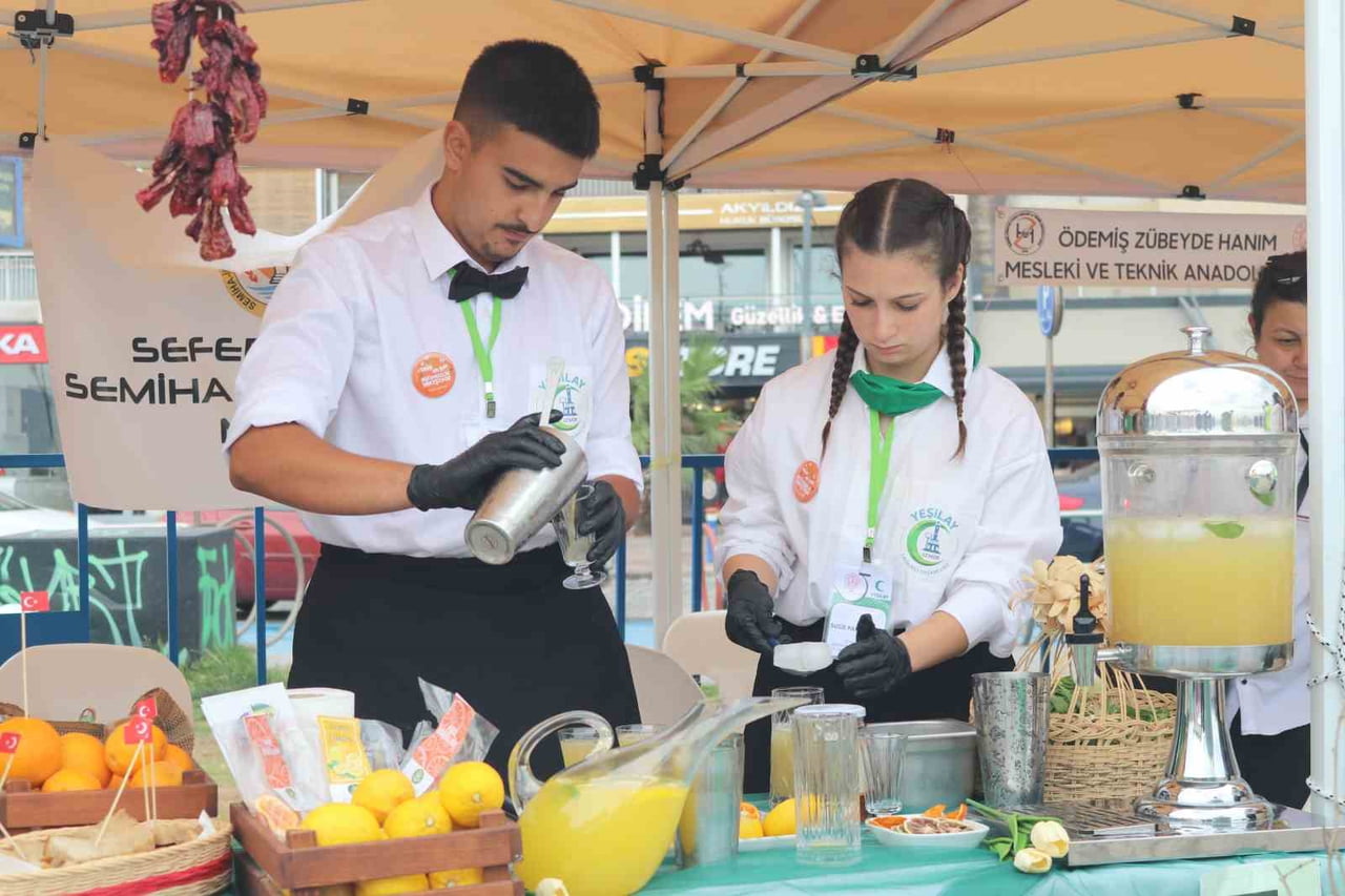 İZMİR'DE GENÇLER YEŞİLAY BAĞIMSIZLIK FESTİVALİ'NDE BULUŞTU
