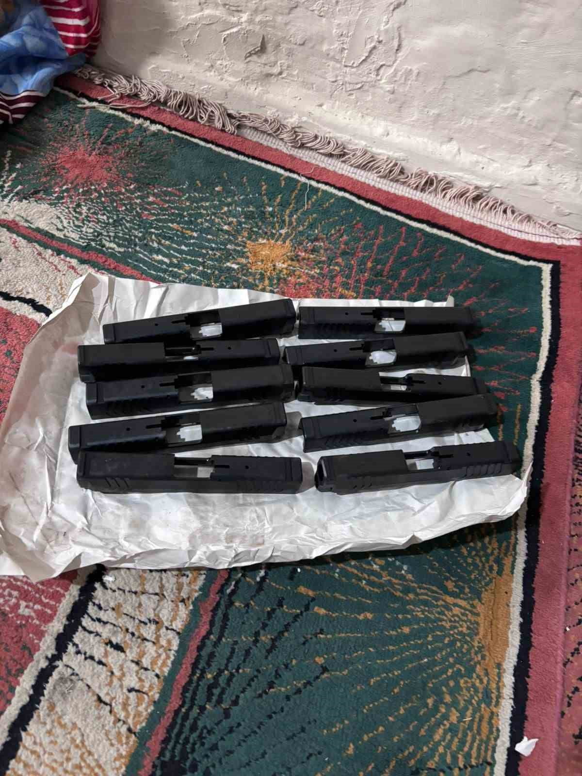 İZMİR'DE GERÇEKLEŞTİRİLEN SUÇ ÖRGÜTÜ OPERASYONUNDA ÇOK SAYIDA SİLAH VE MÜHİMMAT PARÇASI ELE...