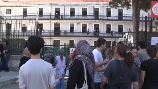 İzmir'de YKS heyecanı: Girişler kapanınca dış kapı demirlerinden atlayıp sınava girmeye...