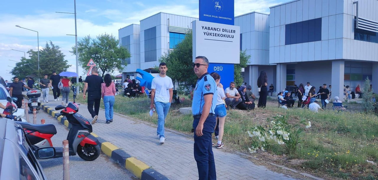 İZMİR'DE ZABITA EKİPLERİ SINAVA GEÇ KALAN ADAYLAR İÇİN SEFERBER OLDU