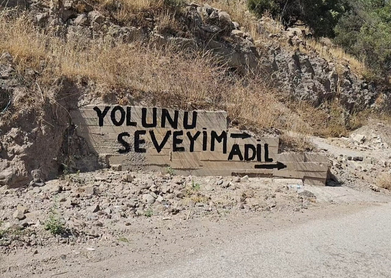 İZMİR'İN DİKİLİ İLÇESİNDE YILLARDIR ASFALTLANMAYAN VE KÖSTEBEK YUVASINA DÖNEN BAĞLANTI YOLU...