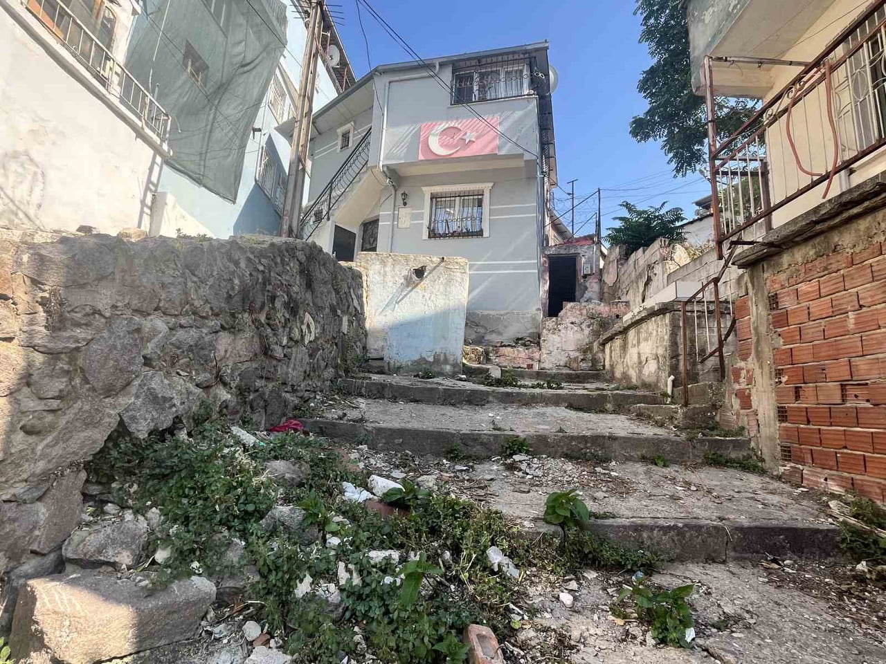İZMİR'İN KONAK İLÇESİNDE, ESKİ EŞİ TARAFINDAN SOKAK ORTASINDA KEZZAPLI SALDIRIYA UĞRAYAN 43...