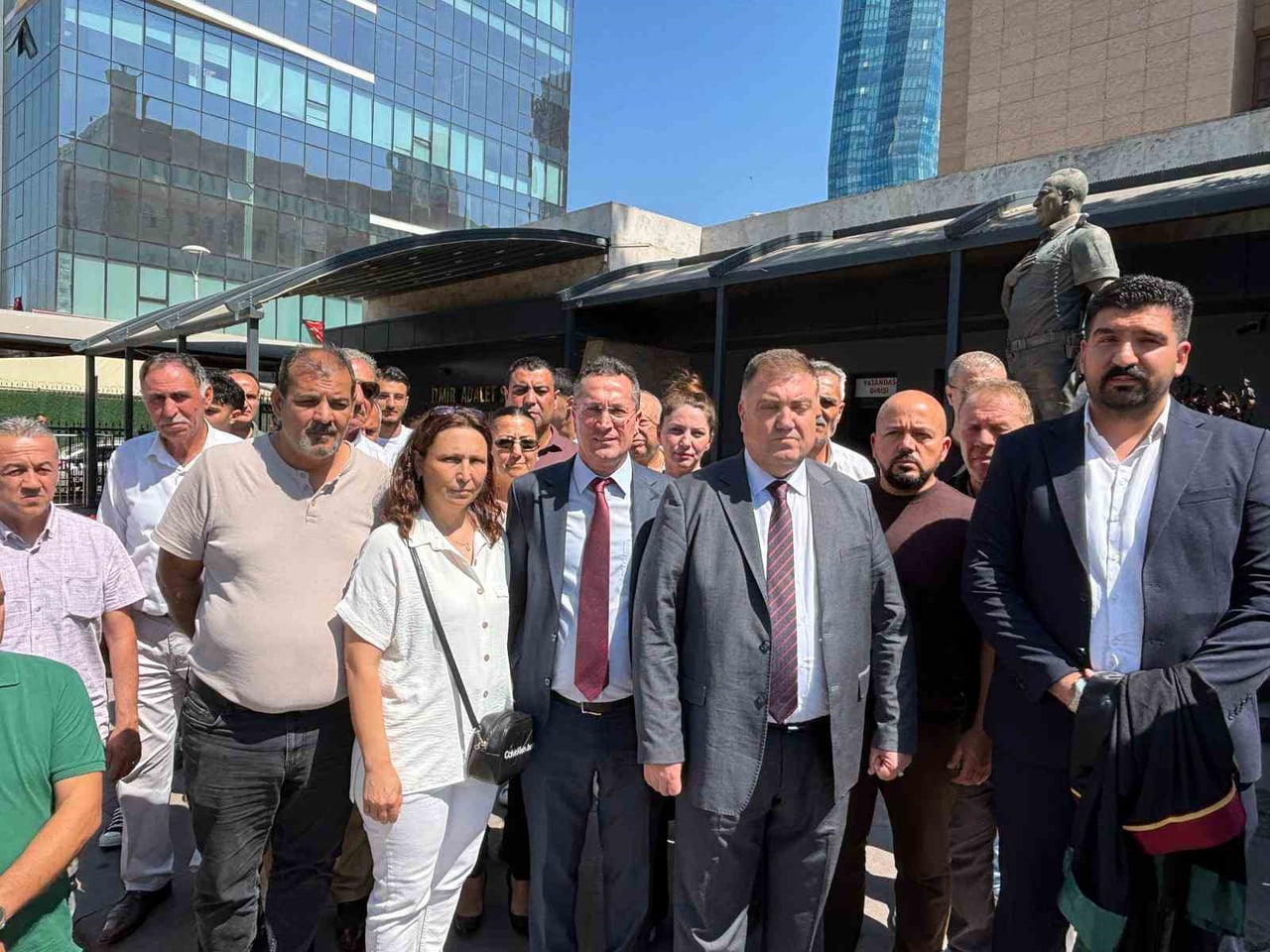 İZMİR'İN KONAK İLÇESİNDE TAKSİ ŞOFÖRÜ DENİZ ÖRER'İN ARACINA BİNEN YOLCU TARAFINDAN TABANCAYLA...