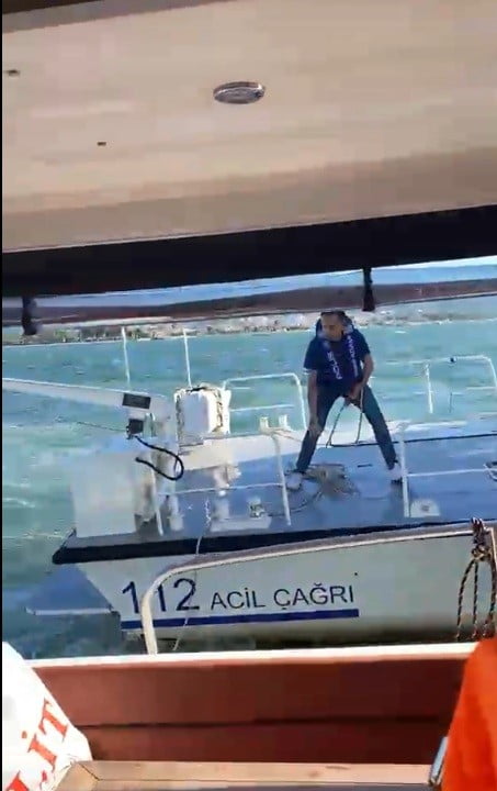 İZMİR'İN NARLIDERE İLÇESİ AÇIKLARINDA DÜMEN KUMANDA KOLUNUN KIRILMASI SONUCU SU ALMAYA BAŞLAYAN...