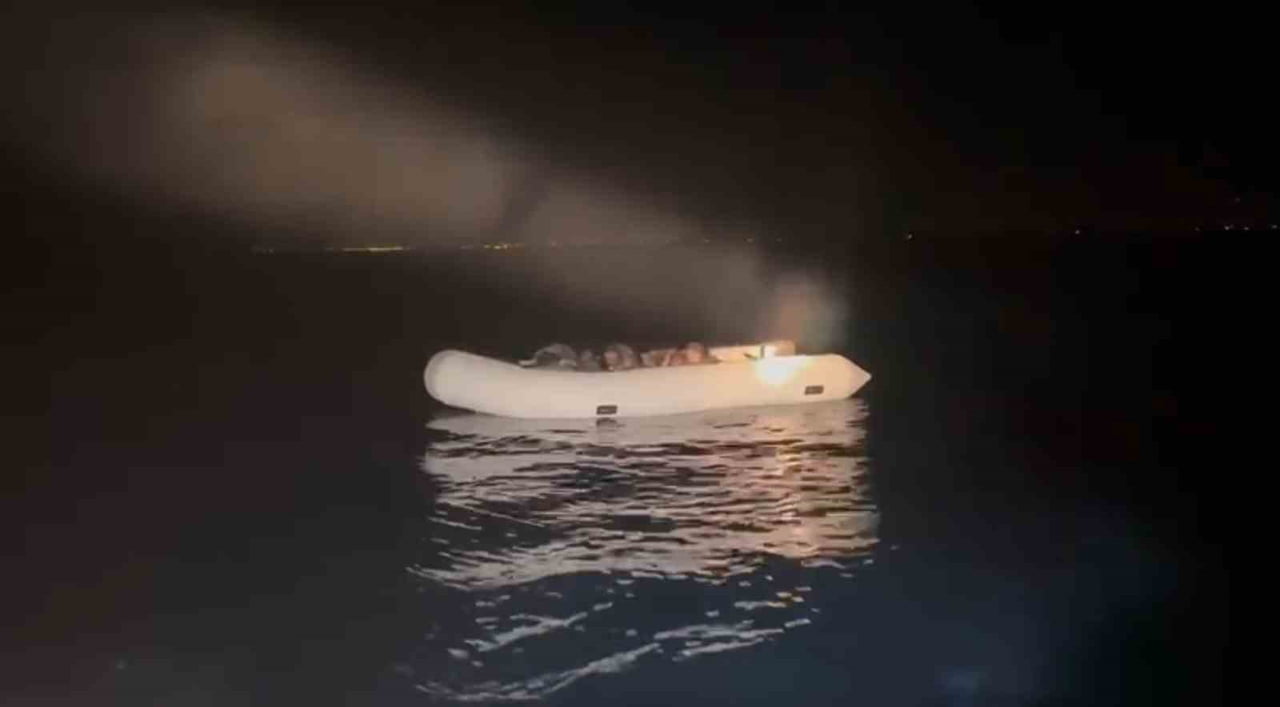 İZMİR'İN URLA VE DİKİLİ İLÇELERİ AÇIKLARINDA SAHİL GÜVENLİK EKİPLERİ TARAFINDAN PEŞ PEŞE...