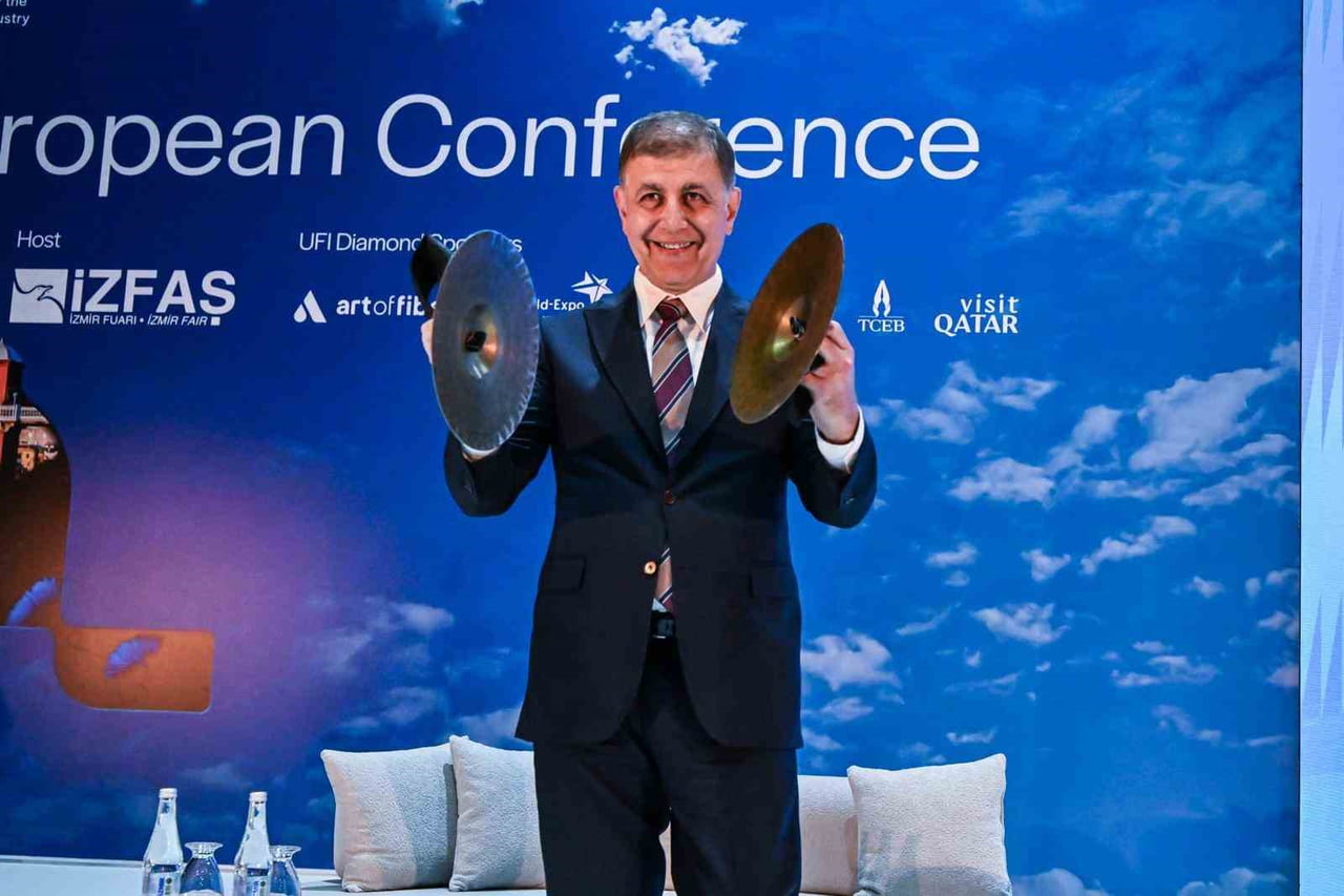 İZMİR BÜYÜKŞEHİR BELEDİYE BAŞKANI CEMİL TUGAY