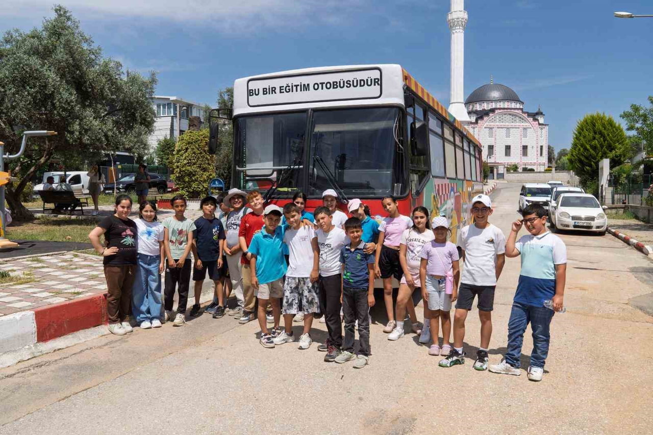 İZMİR BÜYÜKŞEHİR BELEDİYESİ’NE AİT HİZMET SÜRESİNİ TAMAMLAYAN ESHOT OTOBÜSÜNÜN İZMİR TİCARET ODASI...