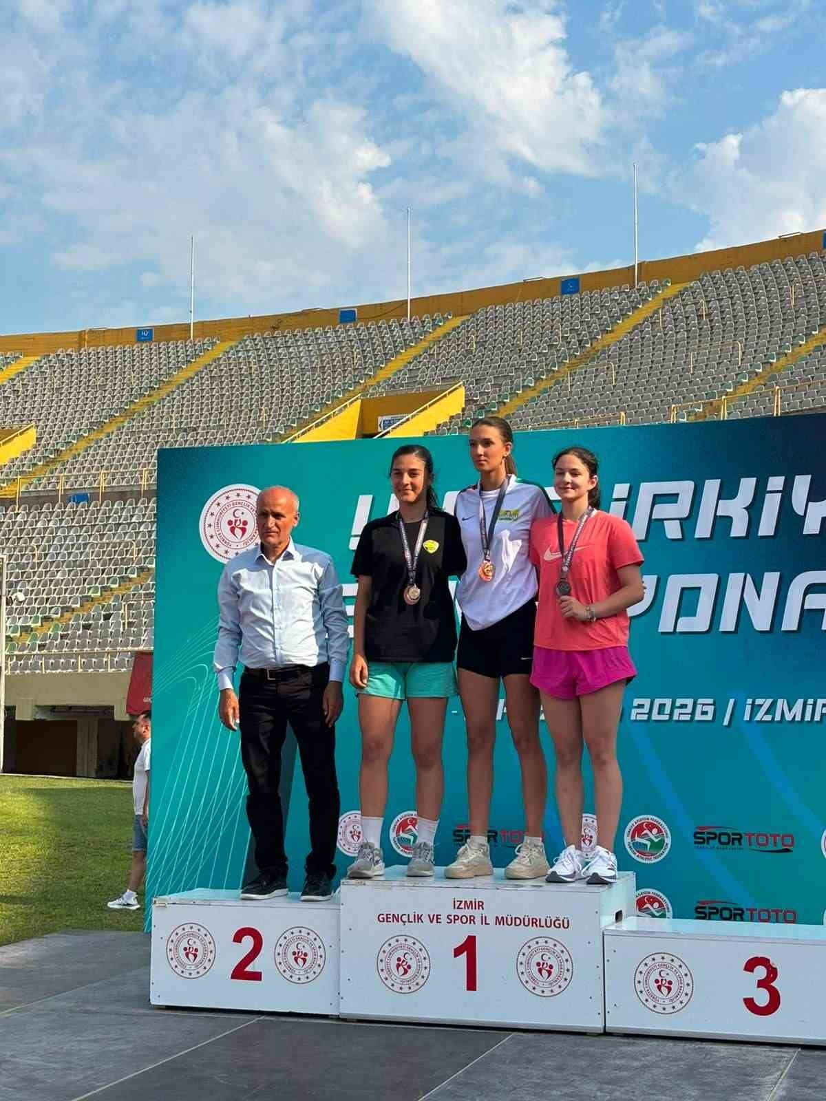İZMİR’DE DÜZENLENEN U-18 ATLETİZM TÜRKİYE ŞAMPİYONASI’NDA MANİSALI SPORCU EYLÜL AYGÜL, ÖNEMLİ BİR...