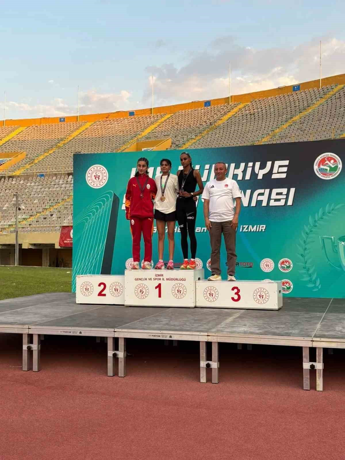 İZMİR’DE DÜZENLENEN U18 TÜRKİYE ATLETİZM ŞAMPİYONASI’NDA MÜCADELE EDEN SİVASLI SPORCULAR, ELDE...