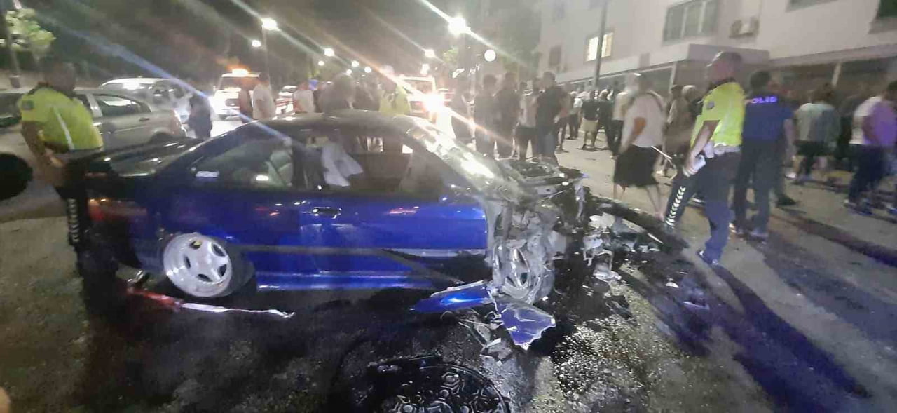 İZMİR’DE SERVİS OTOBÜSÜ İLE OTOMOBİL ÇARPIŞTI: 4 YARALI