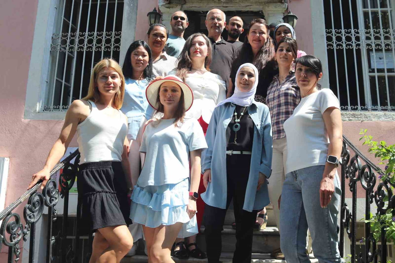 İZMİR’DE TÜRK KÜLTÜRÜNE GÖNÜL VEREN ‘YABANCI GELİNLER’, BORNOVA HALK EĞİTİM MERKEZİNDE AÇILAN...