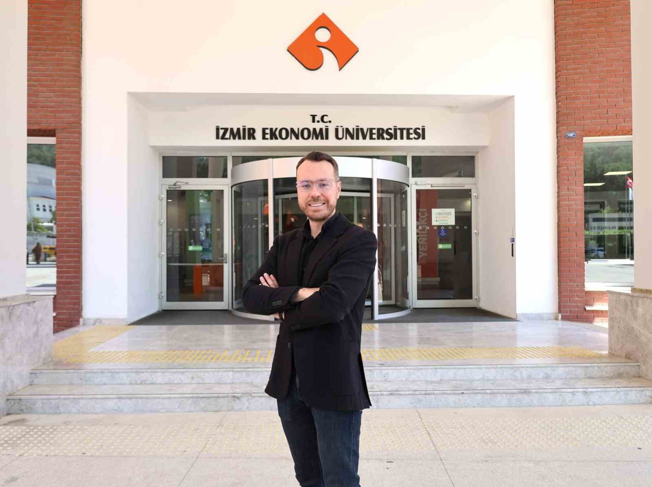 İZMİR EKONOMİ ÜNİVERSİTESİ (İEÜ) SİYASET BİLİMİ VE ULUSLARARASI İLİŞKİLER BÖLÜMÜ DR. ÖĞRETİM ÜYESİ...