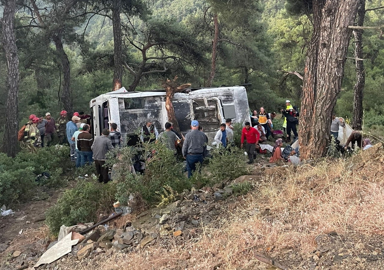 İZMİR’İN BAYINDIR İLÇESİNDE TARIM İŞÇİLERİNİ TAŞIYAN SERVİS MİNİBÜSÜNÜN ŞARAMPOLE DEVRİLMESİ...