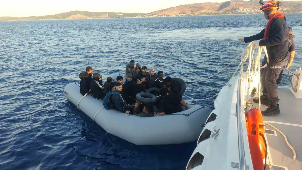 İZMİR’İN ÇEŞME VE SEFERİHİSAR İLÇELERİ AÇIKLARINDA, SAHİL GÜVENLİK EKİPLERİ TARAFINDAN...