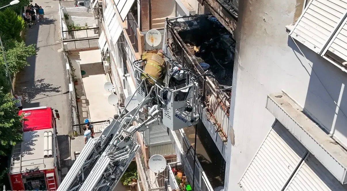 İZMİR’İN KARABAĞLAR İLÇESİNDE 7 KATLI BİR APARTMANIN 6’NCI KATINDA ÇIKAN YANGIN, İTFAİYE...