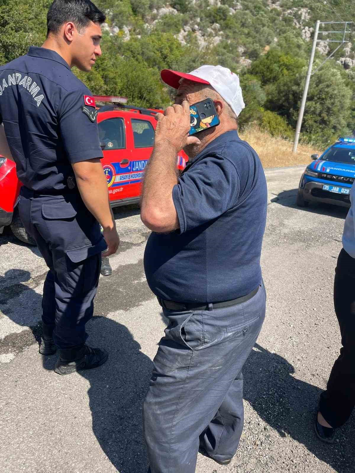 İZMİR’İN KARABURUN İLÇESİNE BAĞLI KÖSEDERE MAHALLESİ'NDE MEYDANA GELEN OTOMOBİL YANGINI KISA...