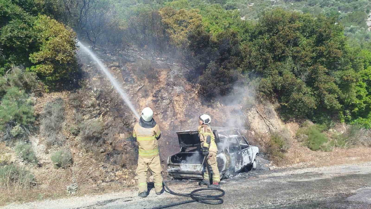 İZMİR’İN KARABURUN İLÇESİNE BAĞLI KÖSEDERE MAHALLESİ'NDE MEYDANA GELEN OTOMOBİL YANGINI KISA...