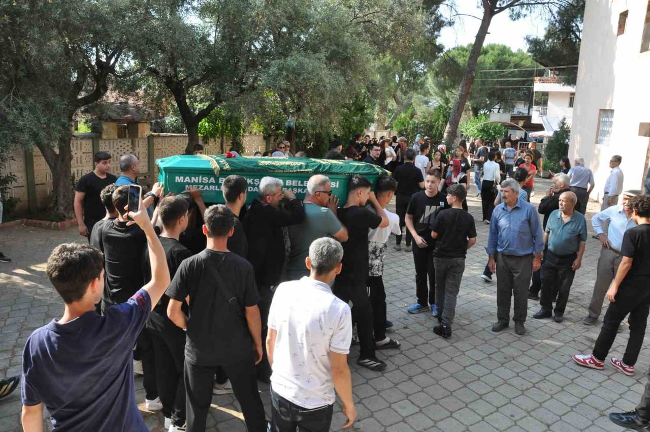 İZMİR’İN KARŞIYAKA İLÇESİNDE ÇIKAN BIÇAKLI KAVGADA AĞIR YARALANAN VE TEDAVİ GÖRDÜĞÜ HASTANEDE...