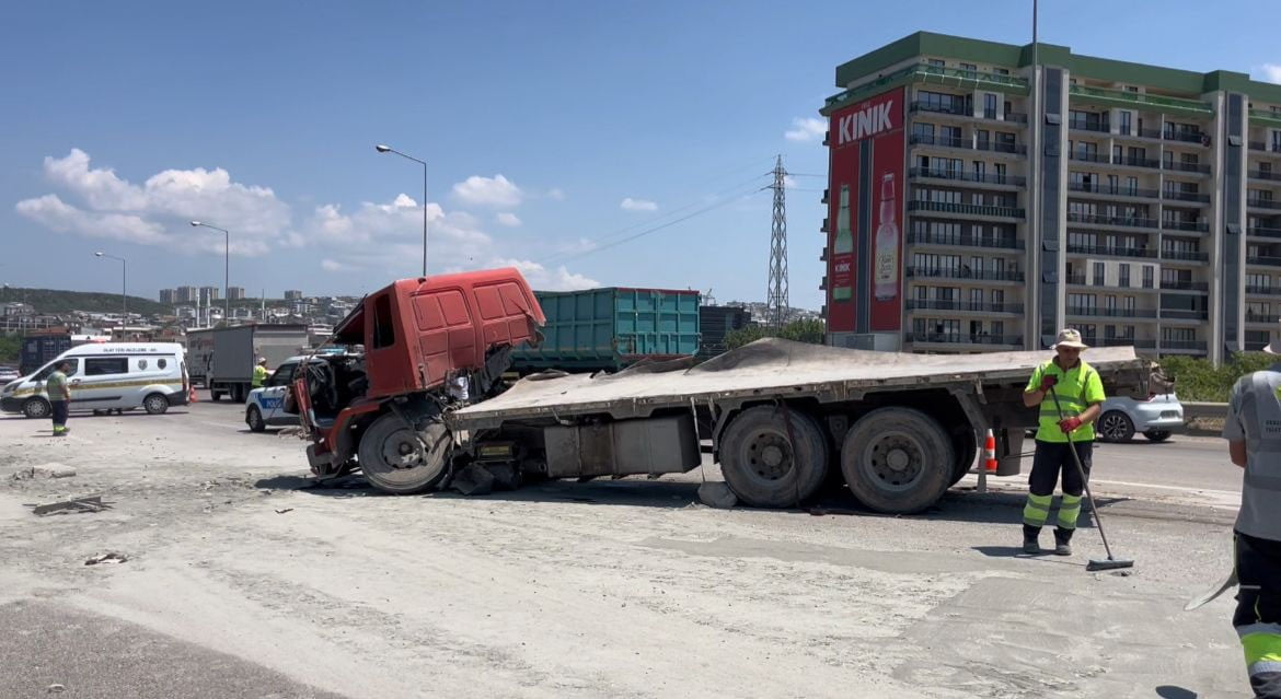 İZMİR-İSTANBUL OTOYOLU MUDANYA-GEÇİT KAVŞAĞI'NDA MEYDANA GELEN 4 ARAÇLI ZİNCİRLEME TRAFİK...