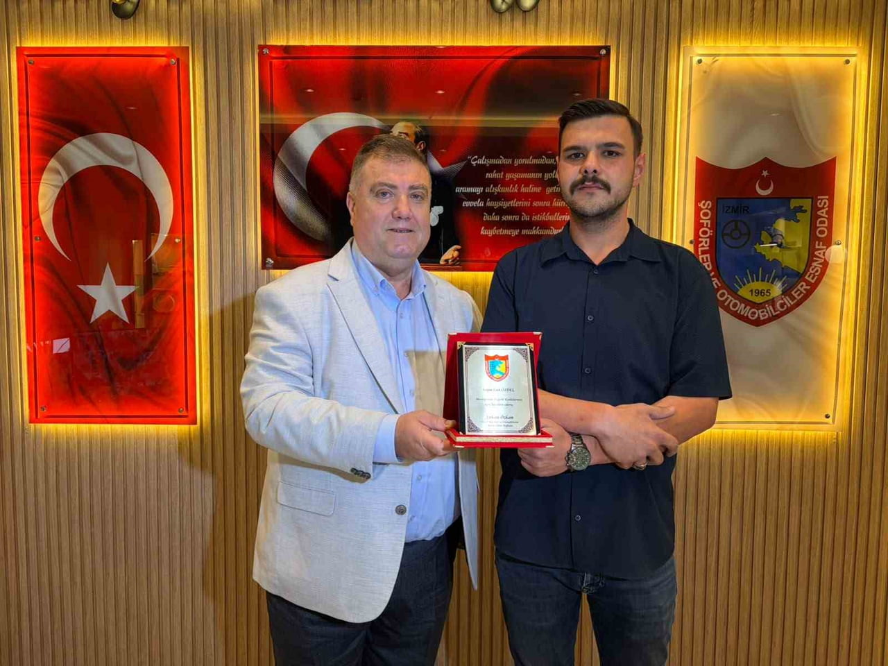 İZMİR ŞOFÖRLER VE OTOMOBİLCİLER ESNAF ODASI BAŞKANI ERKAN ÖZKAN VE TAKSİCİ CAN ÖZDEL