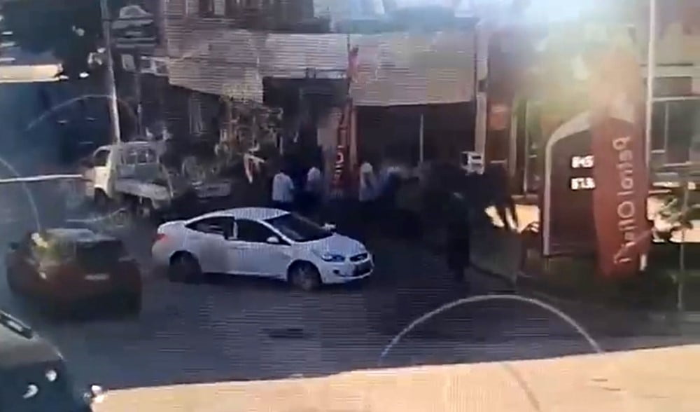 İZNİK İLÇESİNDE TRAFİKTE "ÖNÜNE BAK" UYARISIYLA BAŞLAYAN TARTIŞMA, TEKMELİ TOKATLI KAVGAYA...
