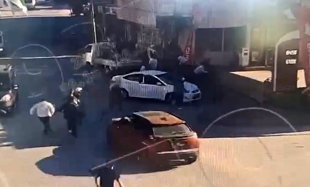 İZNİK İLÇESİNDE TRAFİKTE "ÖNÜNE BAK" UYARISIYLA BAŞLAYAN TARTIŞMA, TEKMELİ TOKATLI KAVGAYA...