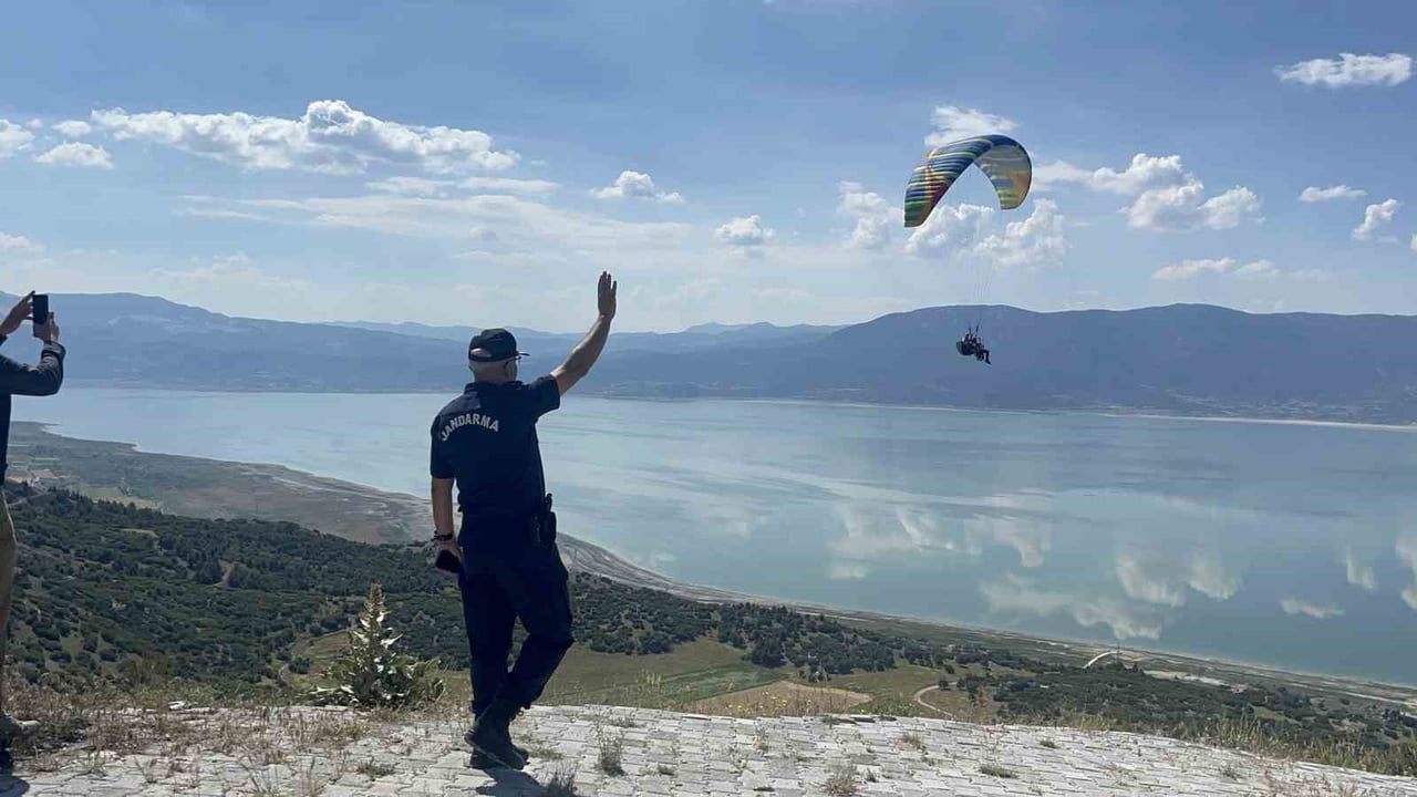 JANDARMA GENEL KOMUTANLIĞI'NIN 187'NCİ KURULUŞ YIL DÖNÜMÜ YAMAÇ PARAŞÜTÇÜLER TARAFINDAN BURDUR...