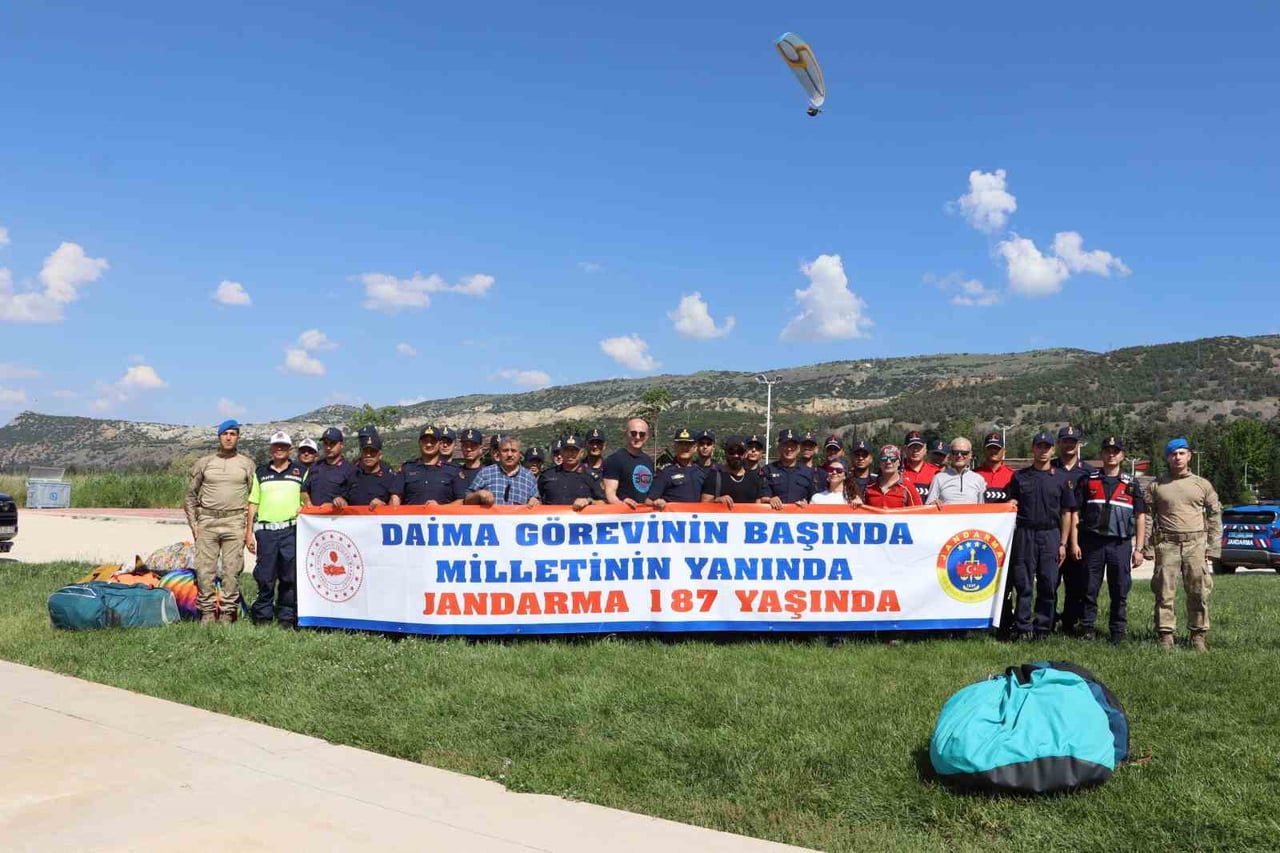 JANDARMA GENEL KOMUTANLIĞI'NIN 187'NCİ KURULUŞ YIL DÖNÜMÜ YAMAÇ PARAŞÜTÇÜLER TARAFINDAN BURDUR...