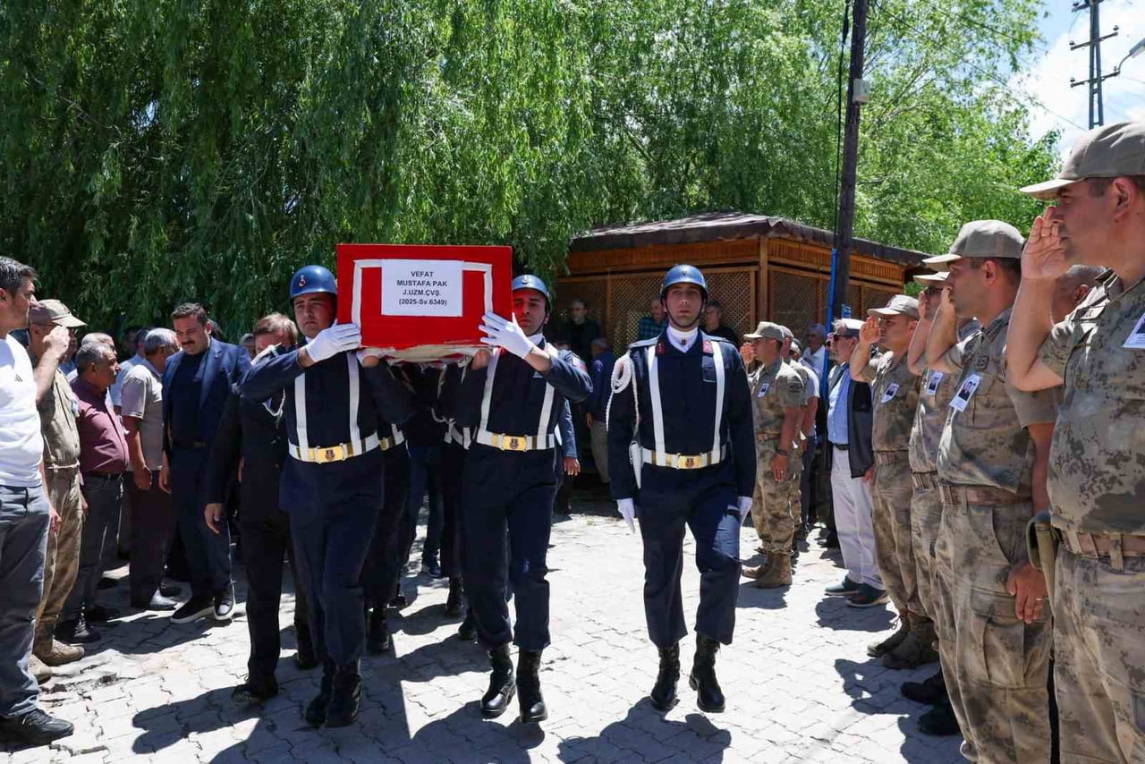 JANDARMA UZMAN ÇAVUŞ MUSTAFA PAK ERZİNCAN’DA TOPRAĞA VERİLDİ