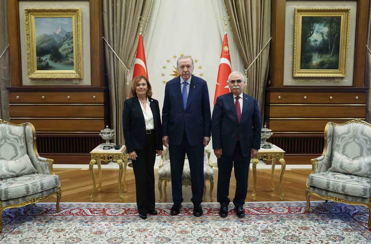 KABULDE ANAYASA MAHKEMESİ BAŞKANI KADİR ÖZKAYA (SAĞDA) DA YER ALDI.