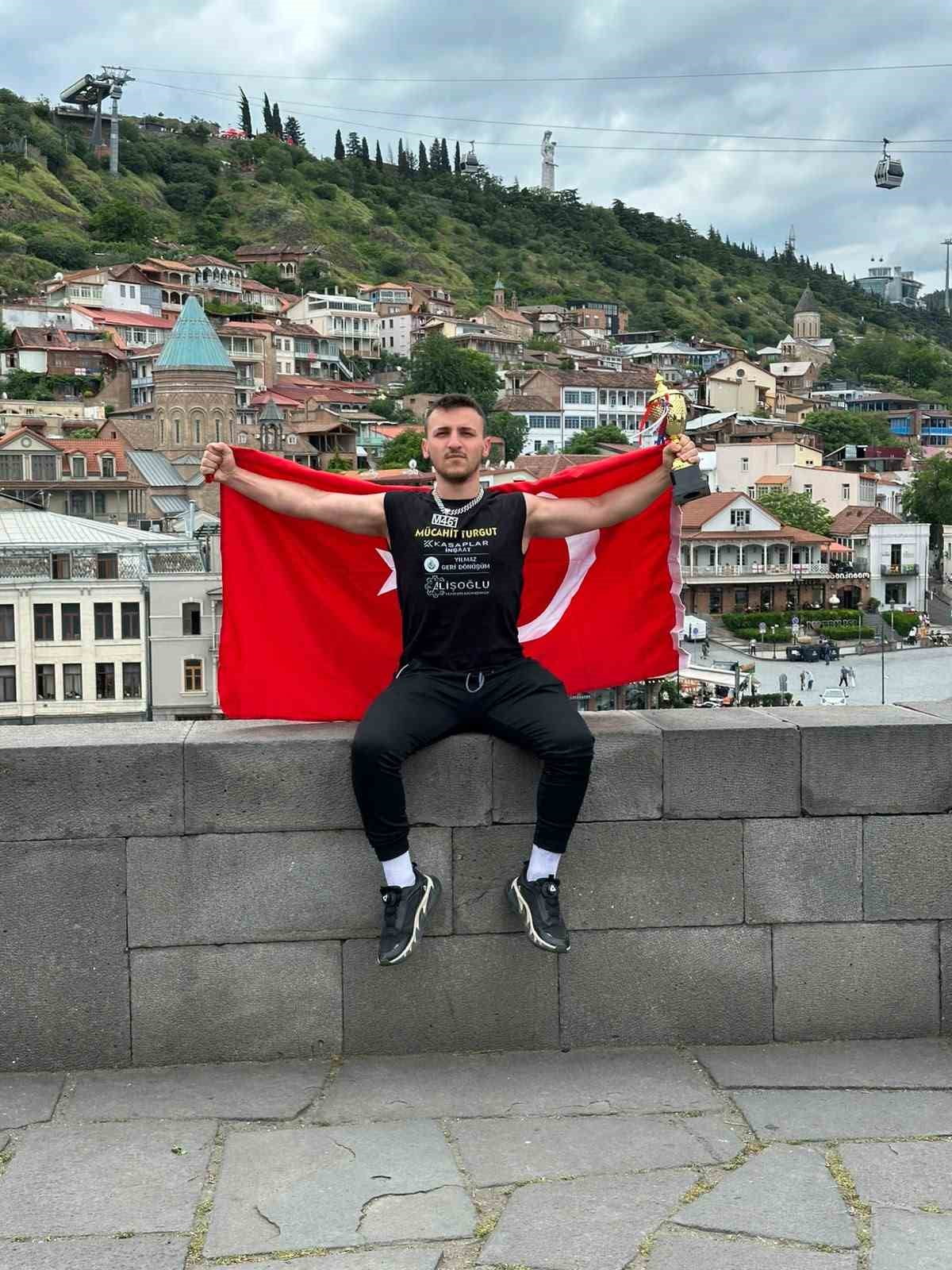 KABURGASI ÇATLADI, NAMAĞLUP RAKİBİNİ NAKAVT EDİP ŞAMPİYON OLDU