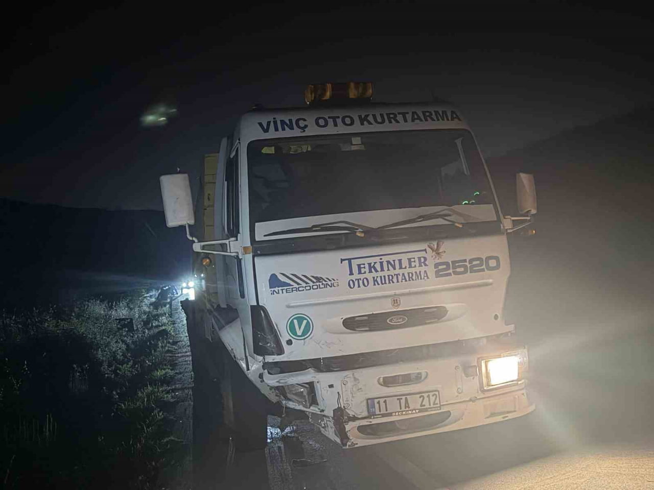 KAÇIRDIĞI KAVŞAĞA DÖNMEK İSTERKEN KAMYONLA ÇARPIŞTI