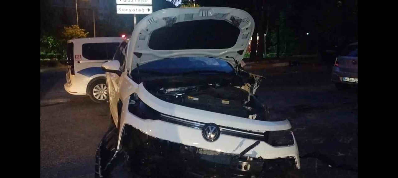 KADIKÖY'DE İKİ OTOMOBİL ÇARPIŞTI: 2 YARALI