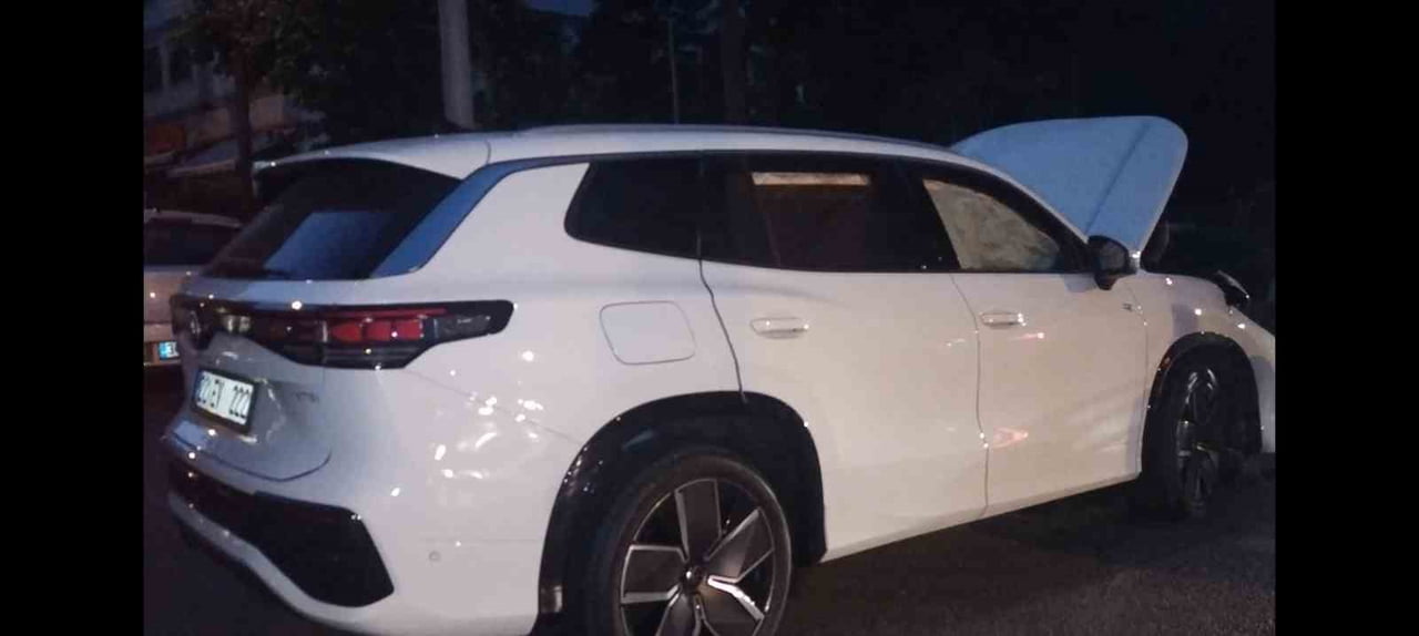 KADIKÖY'DE İKİ OTOMOBİL ÇARPIŞTI: 2 YARALI