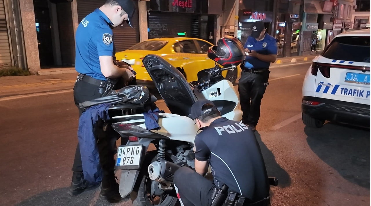KADIKÖY’DE POLİS EKİPLERİNCE HELİKOPTER DESTEKLİ GERÇEKLEŞTİRİLEN ASAYİŞ VE TRAFİK UYGULAMASINDA...