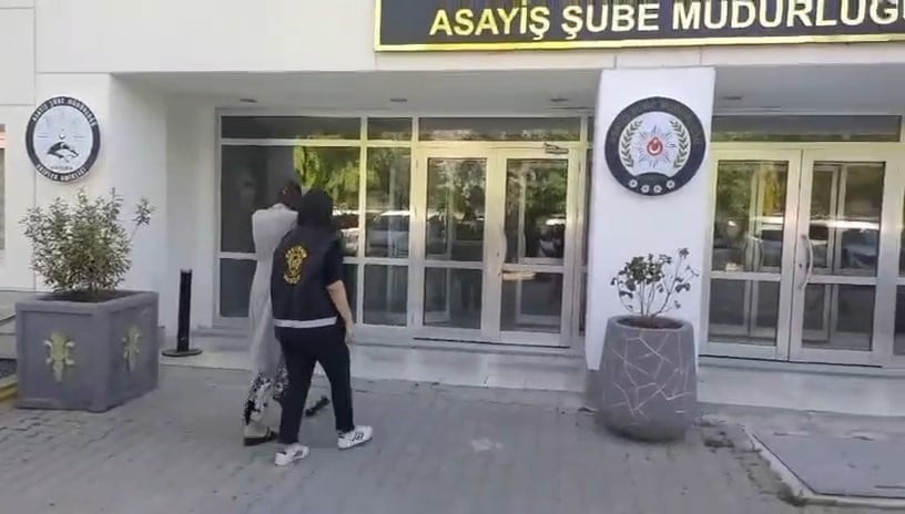 KADIN ŞÜPHELİ, POLİS TARAFINDAN YAKALANDI.