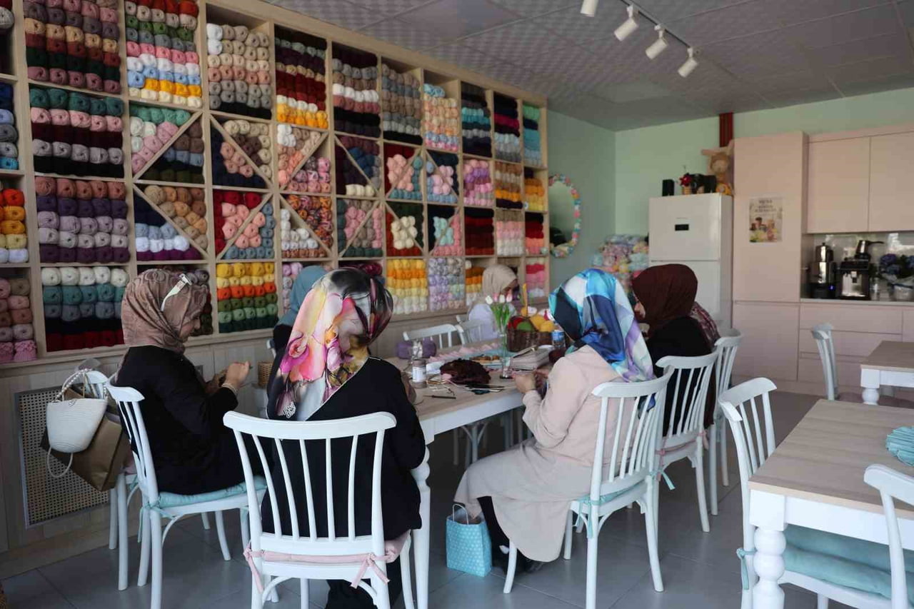 KADINLAR HAYALLERİNİ ÖRGÜ KAFEYLE GERÇEĞE DÖNÜŞTÜRDÜLER