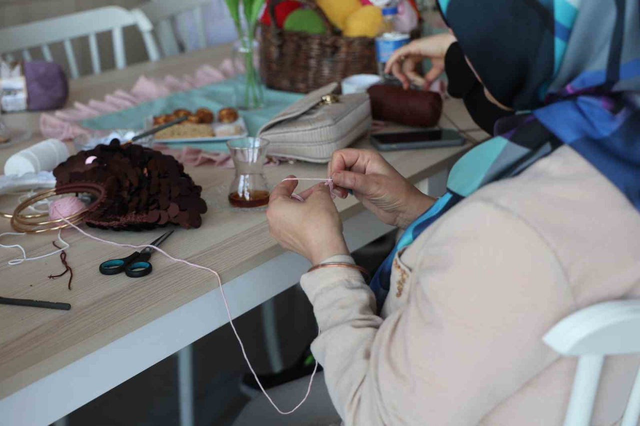 KADINLAR HAYALLERİNİ ÖRGÜ KAFEYLE GERÇEĞE DÖNÜŞTÜRDÜLER