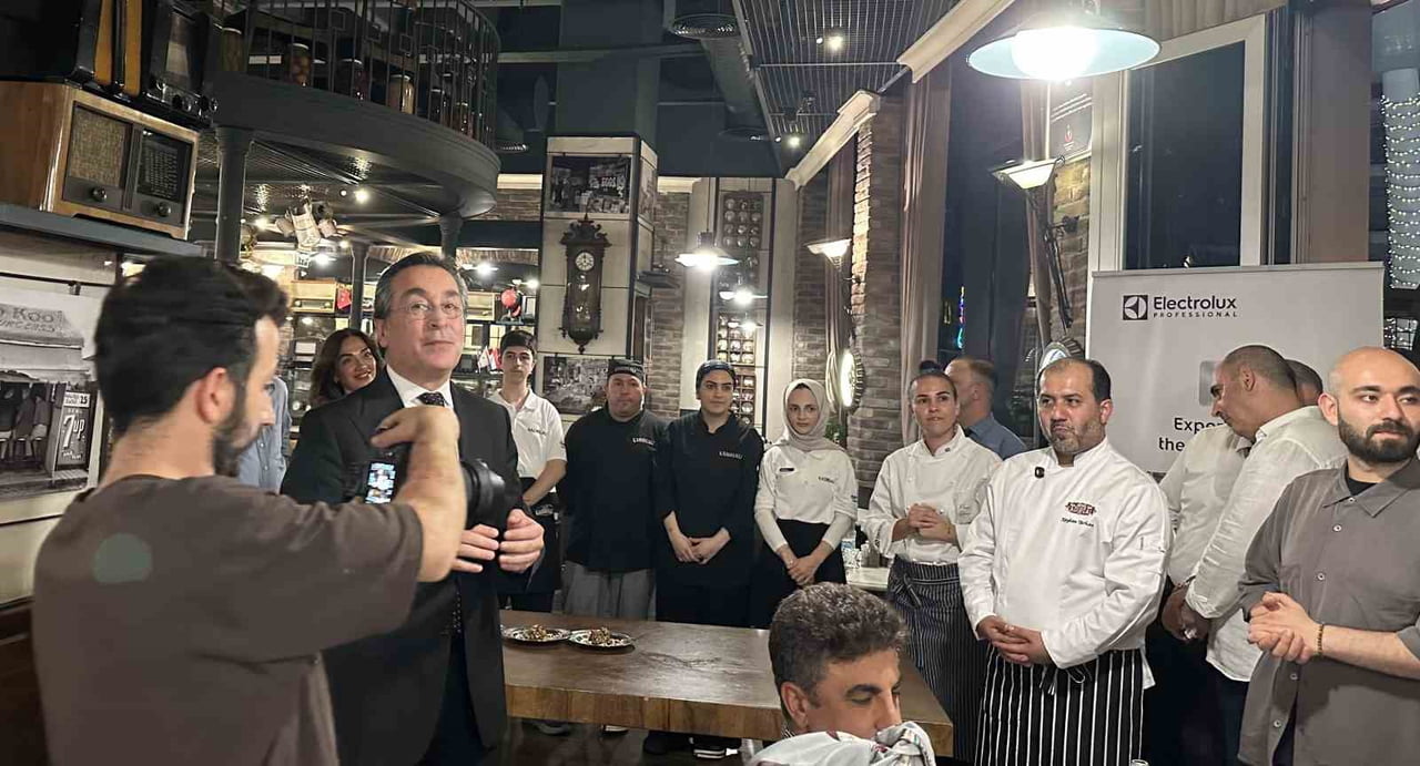 KADIRGALI RESTORANLARININ KURUCUSU ÜNAL DÖLEK (SOLDA) AÇIKLAMALARDA BULUNDU
